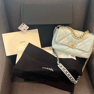 Chanel 19 medium quilted Flap Bag - light blue